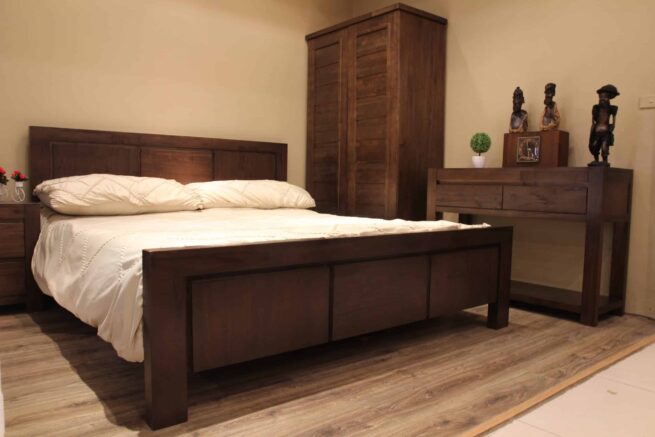 Tủ áo hai buồng, màu gỗ óc chó, được xếp góc, bên cạnh giường XK Macedon